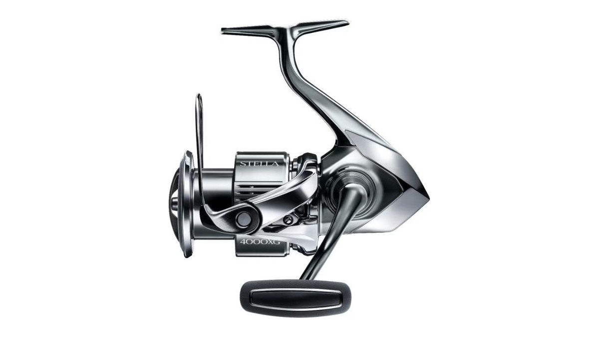 Спиннинговая катушка Shimano 22 Stella 4000XG сбоку на белом фоне