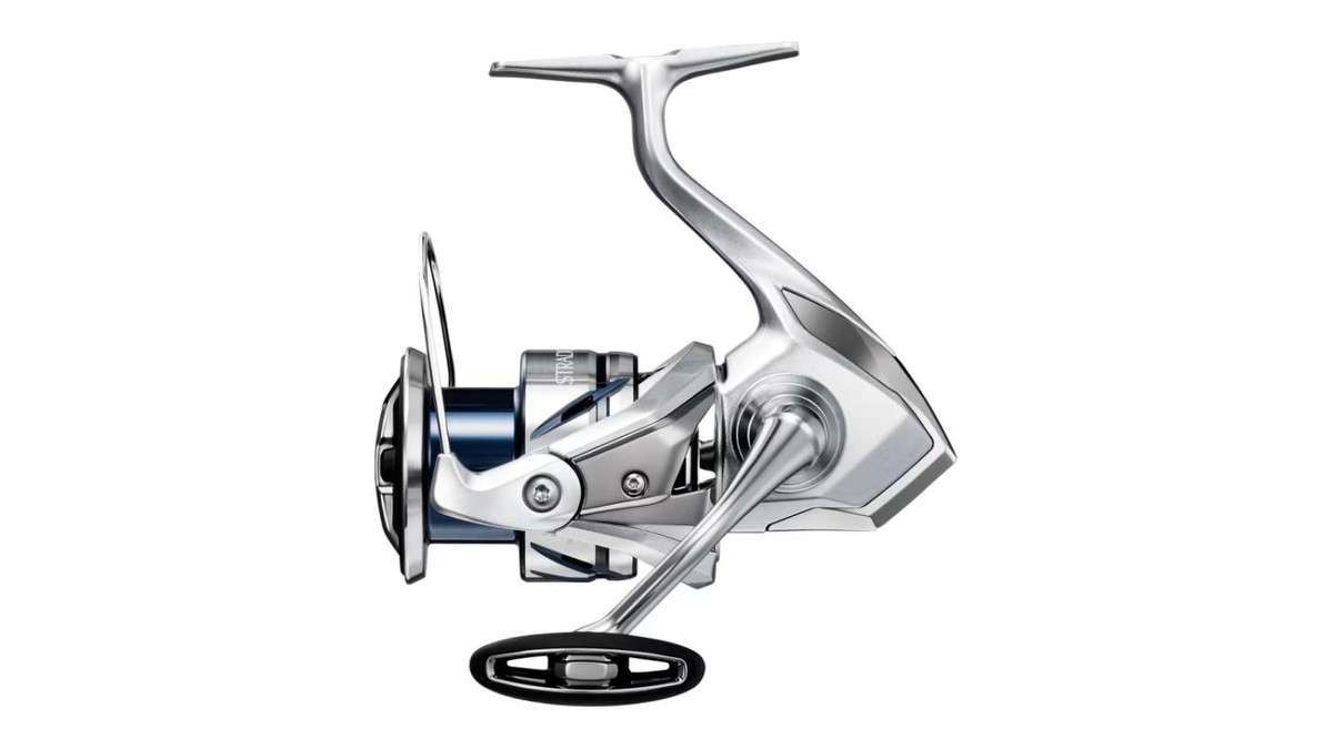 Спиннинговая катушка Shimano 23 Stradic C3000HG сбоку на белом фоне