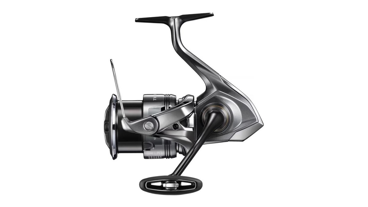 Спиннинговая катушка Shimano 24 Twin Power 4000MHG сбоку на белом фоне
