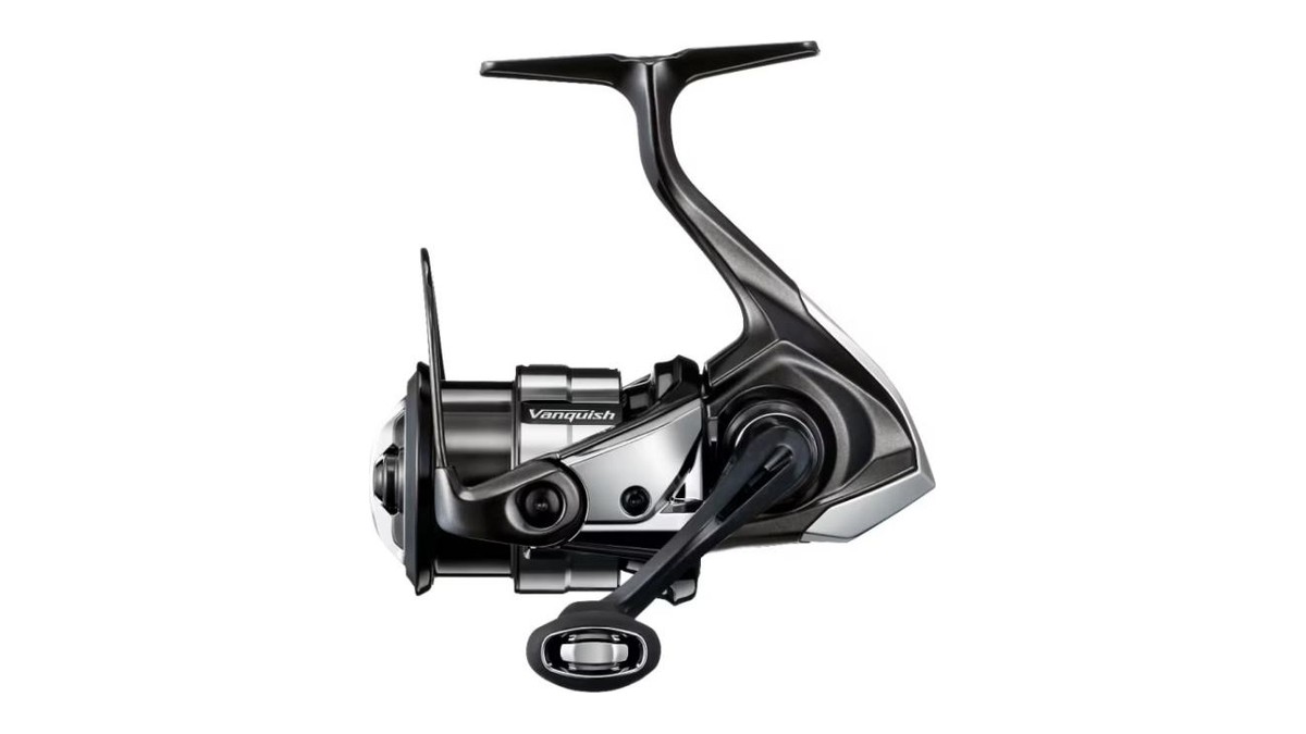 Спиннинговая катушка Shimano 23 Vanquish C2000SHG сбоку на белом фоне