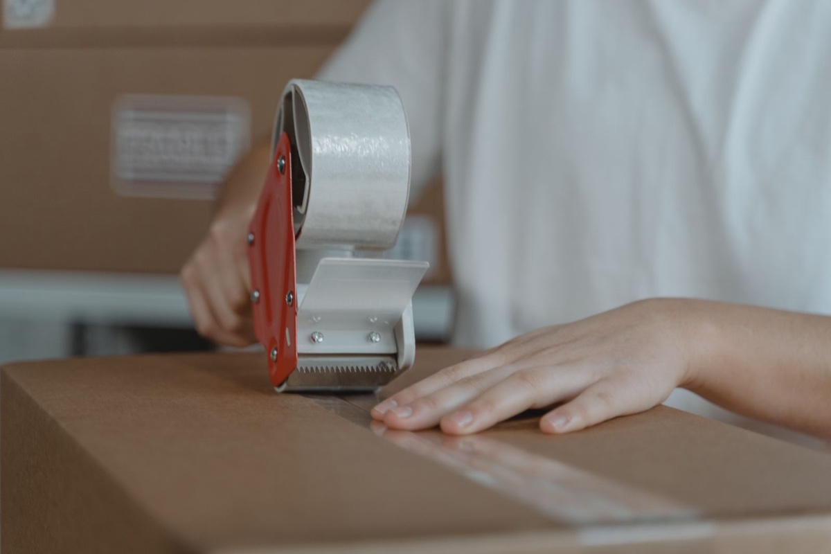 Sealing a parcel with tape before shipping